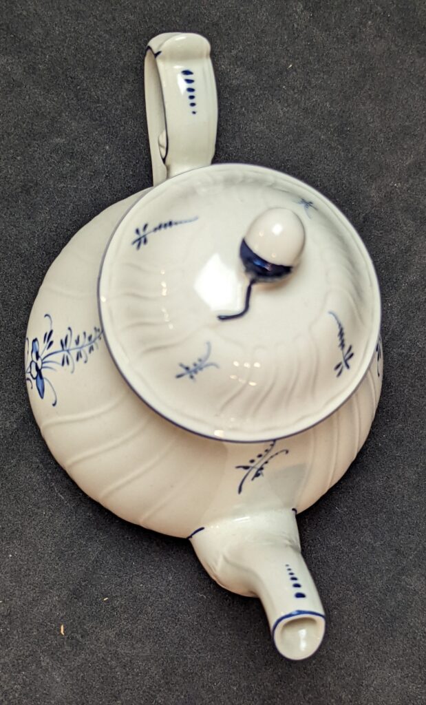 Villeroy & Boch Vieux Luxembourg Mini Teapot with Lid Blue Floral White Embossed Edge