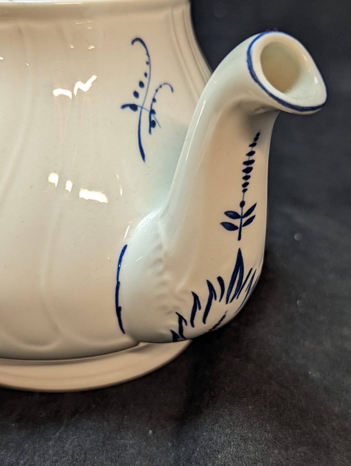 Villeroy & Boch Vieux Luxembourg Mini Teapot with Lid Blue Floral White Embossed Edge