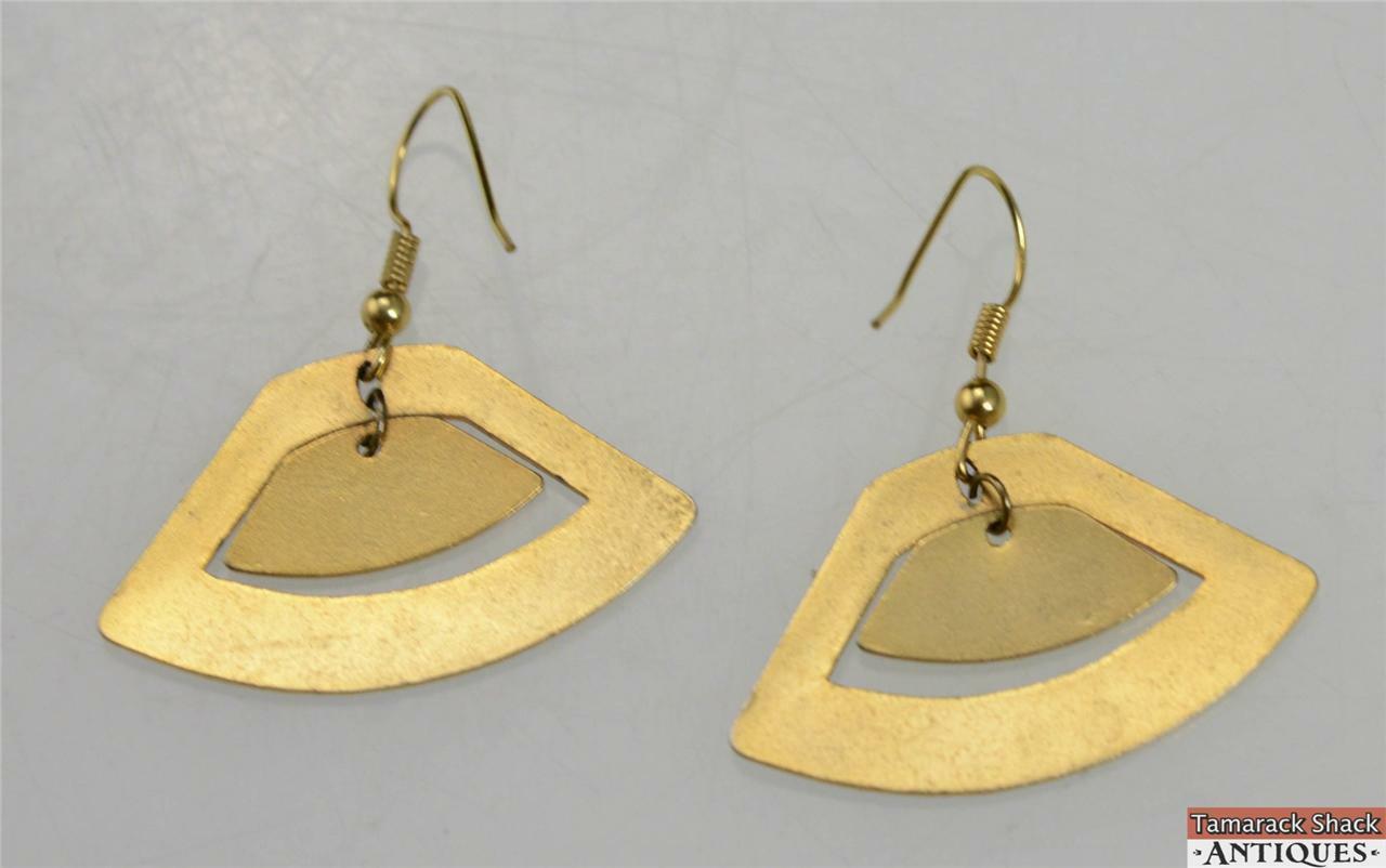Vintage Pair of Fish Hook Periwinkle Off-White Flower Enamaled Dangle Earrings - Image 3