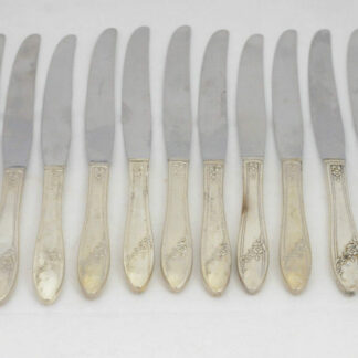 Two 2 QUEEN BESS Dinner Knives Community silverplate 