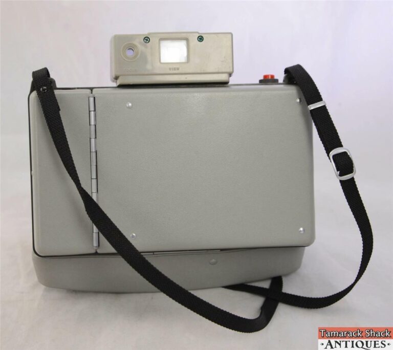Vintage Polaroid Automatic 320 Land Camera w/ Flash & Case