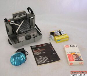 Appareil Photo Vintage Polaroid 320 Land - Modèle 8M - Avec Flash Et Ampoules
