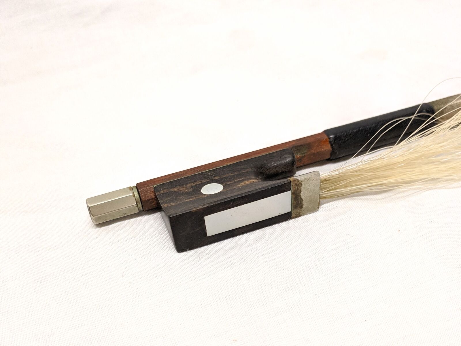 Vintage 4/4 29" Round Violin Bow Mahogany Frog 65 Gram Silver Leather Creamy MOP - Image 4