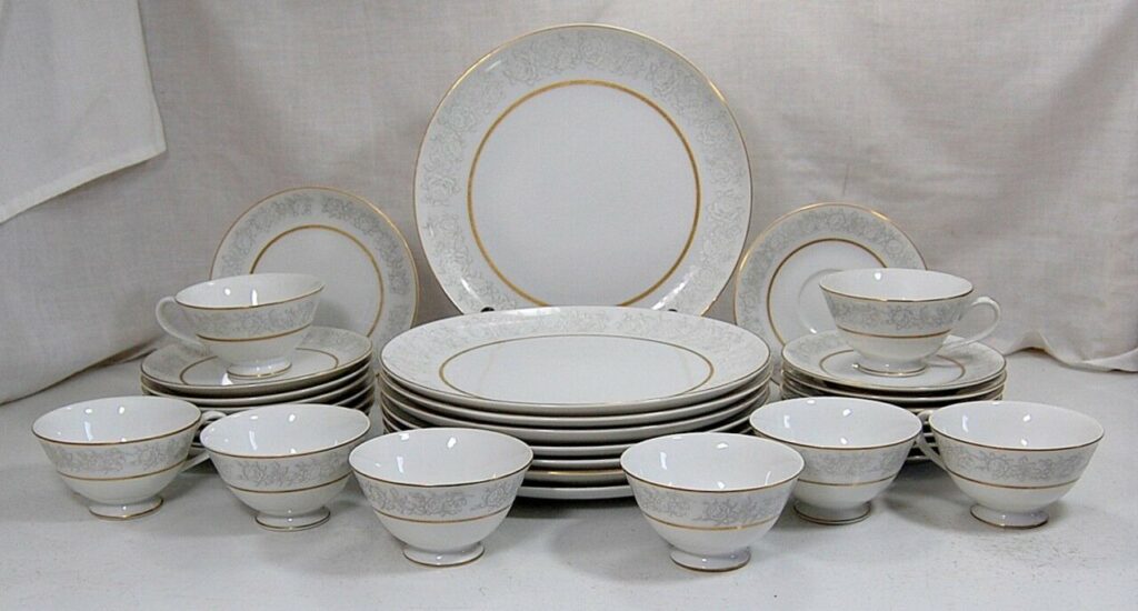 VTG Set of 32 Pieces Queens Brocade Fine China From Japan White