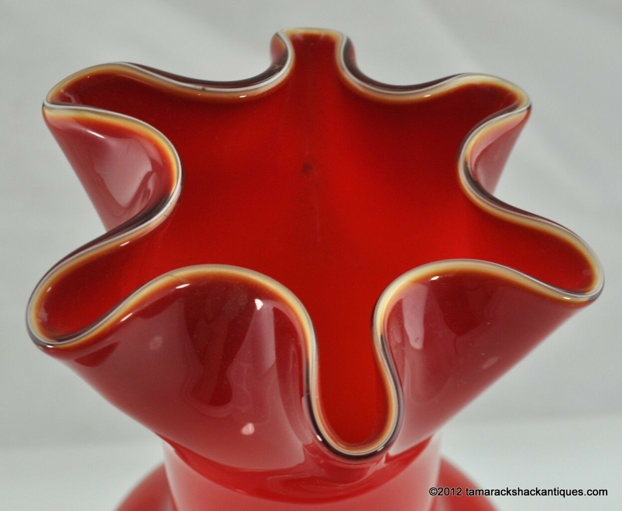 MidCentury Ruffled Top Candy Apple Red Clear White Crested 9 1/4" Art Glass Vase - Image 4