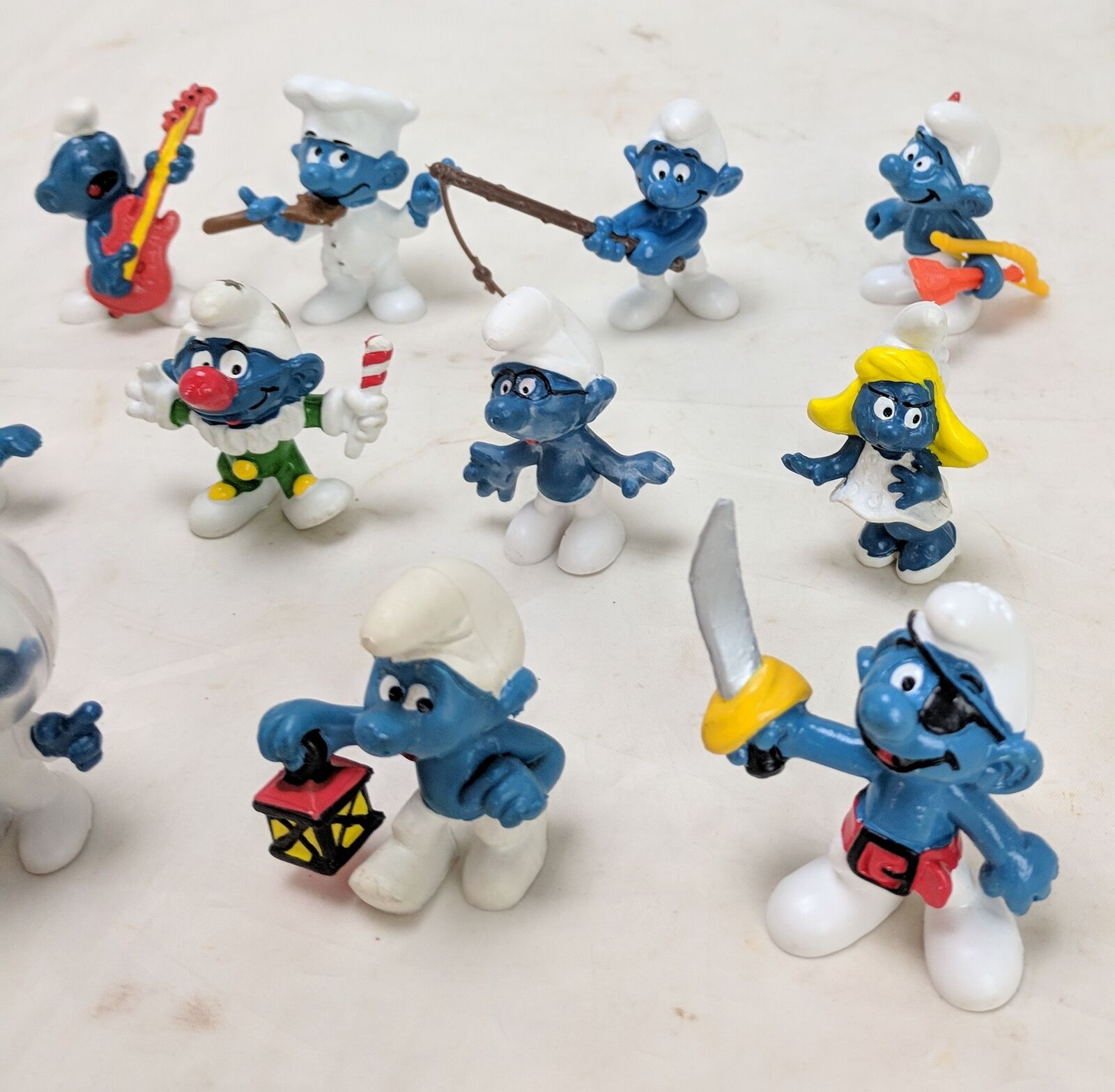 Miniatura de vinil estático smurf com biscoito , Peyo, marca Bully 5cm. -  Taffy Shop - Brechó de brinquedos