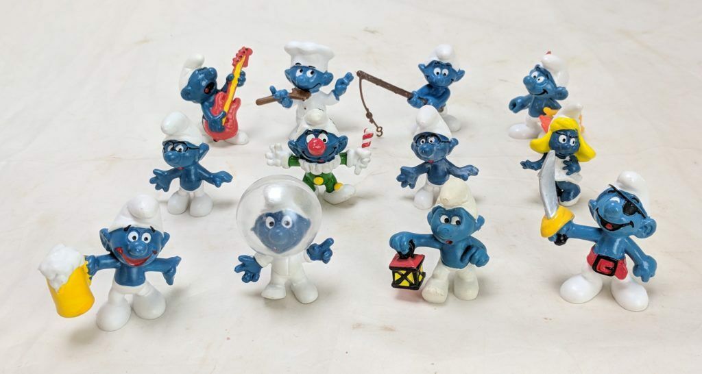 Miniatura de vinil estático smurf com biscoito , Peyo, marca Bully 5cm. -  Taffy Shop - Brechó de brinquedos