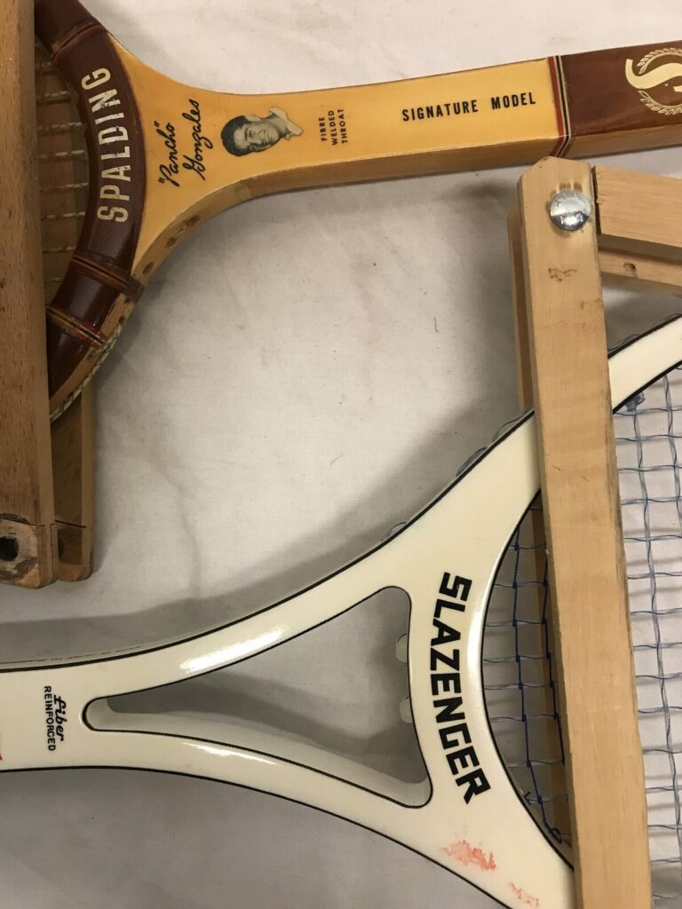 Raquette de tennis vintage en bois modèle signature Spalding
